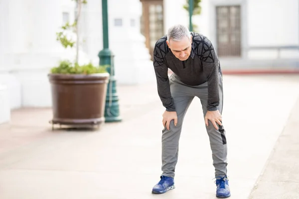 Homem Com Cabelos Grisalhos Parecendo Cansado Correr Livre Recuperar Fôlego — Fotografia de Stock