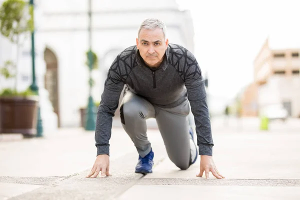 Portrait Mature Hispanic Man Ready Position Going Run City — Stock Photo, Image