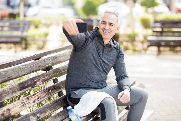 Pria Dewasa Tersenyum Duduk Bangku Taman Setelah Jogging Dan Mengambil — Stok Foto