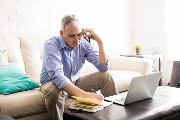 Drukke Volwassen Spaanse Man Zit Woonkamer Praten Mobiele Telefoon Het — Stockfoto