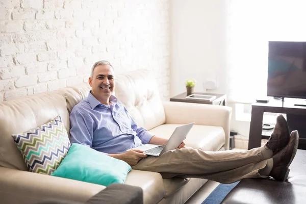 Retrato Homem Bonito Que Trabalha Casa Computador Portátil Sorrindo — Fotografia de Stock