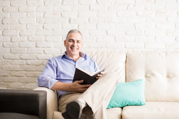 Goed Volwassen Man Ontspannen Sofa Zoek Boek Bij Het Lezen — Stockfoto