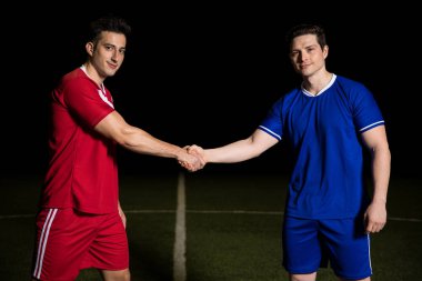Bir oyun başlamadan önce sahada iki Futbol Takımı kaptanları sallayarak portresi eller
