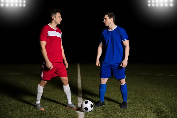 两个足球运动员站在中心线 足球准备开始比赛的全长 — 图库照片