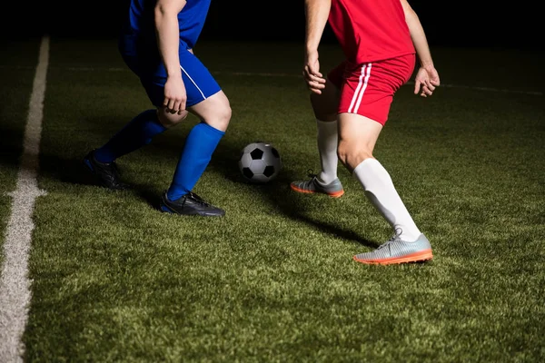 足球运动员在球场上的比赛中运球球 足球运动员在运动场上奔跑踢球 — 图库照片
