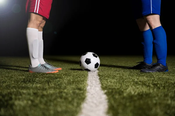 红队与蓝队足球比赛的裁剪拍摄在中心线 足球运动员的脚在开始比赛之前 — 图库照片