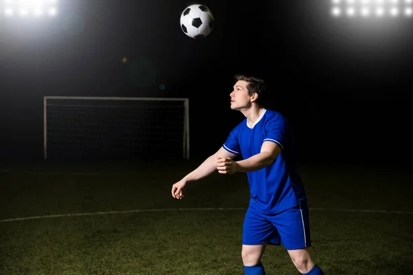 Soccer Player Blue Uniform Heading Football Sports Field — Stock Photo, Image