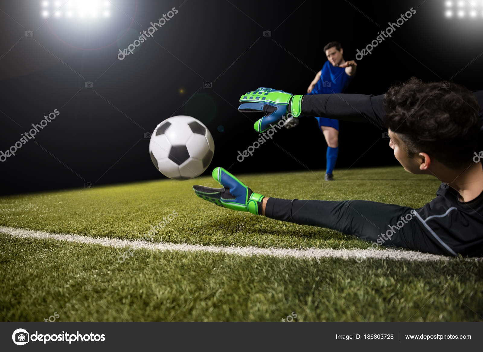 Jogador De Futebol Pronto Para Jogar Ou Chutar a Bola Em Suas Mãos