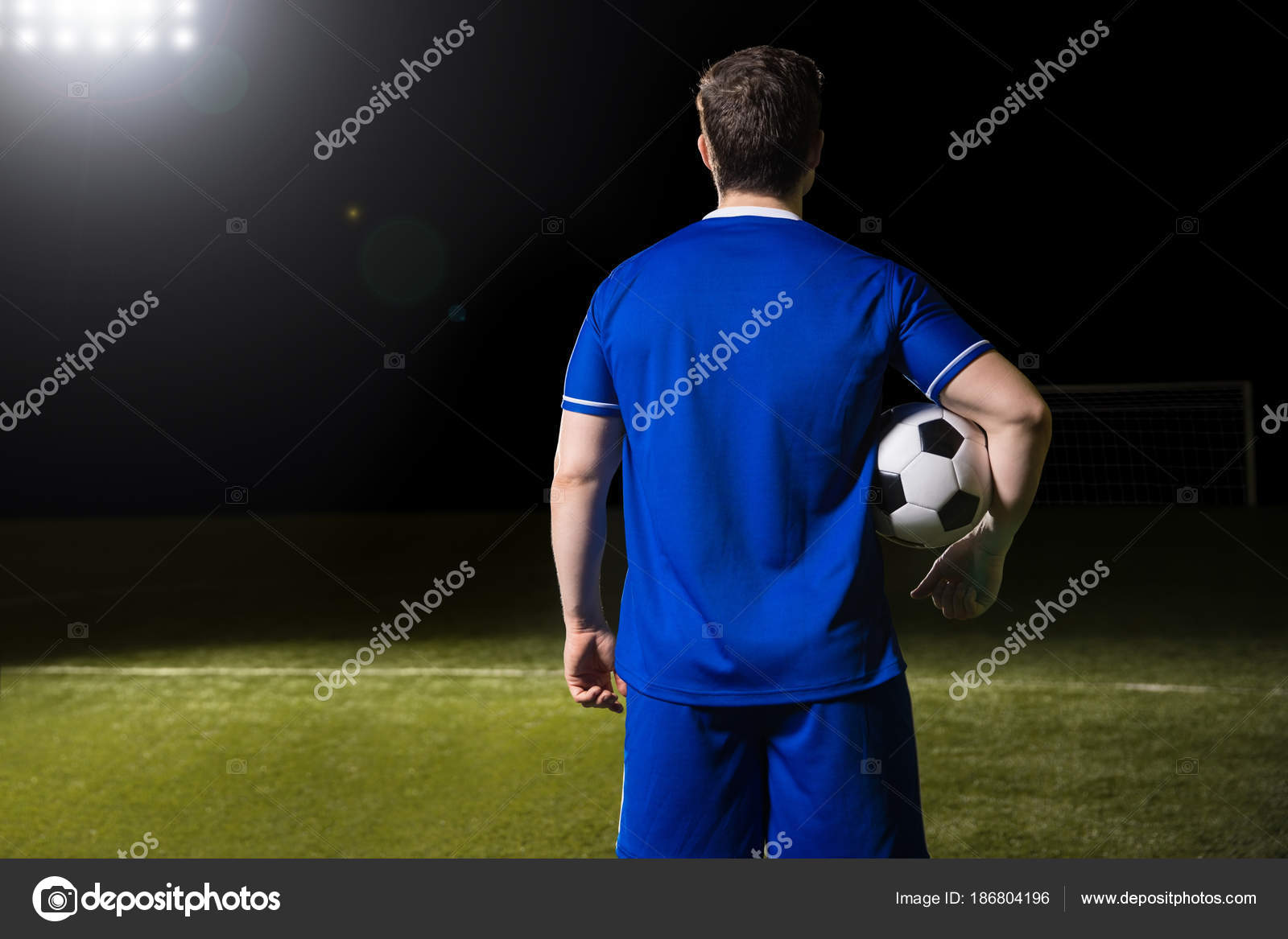 Jogador de futebol em azul saltando contra visão de ângulo baixo