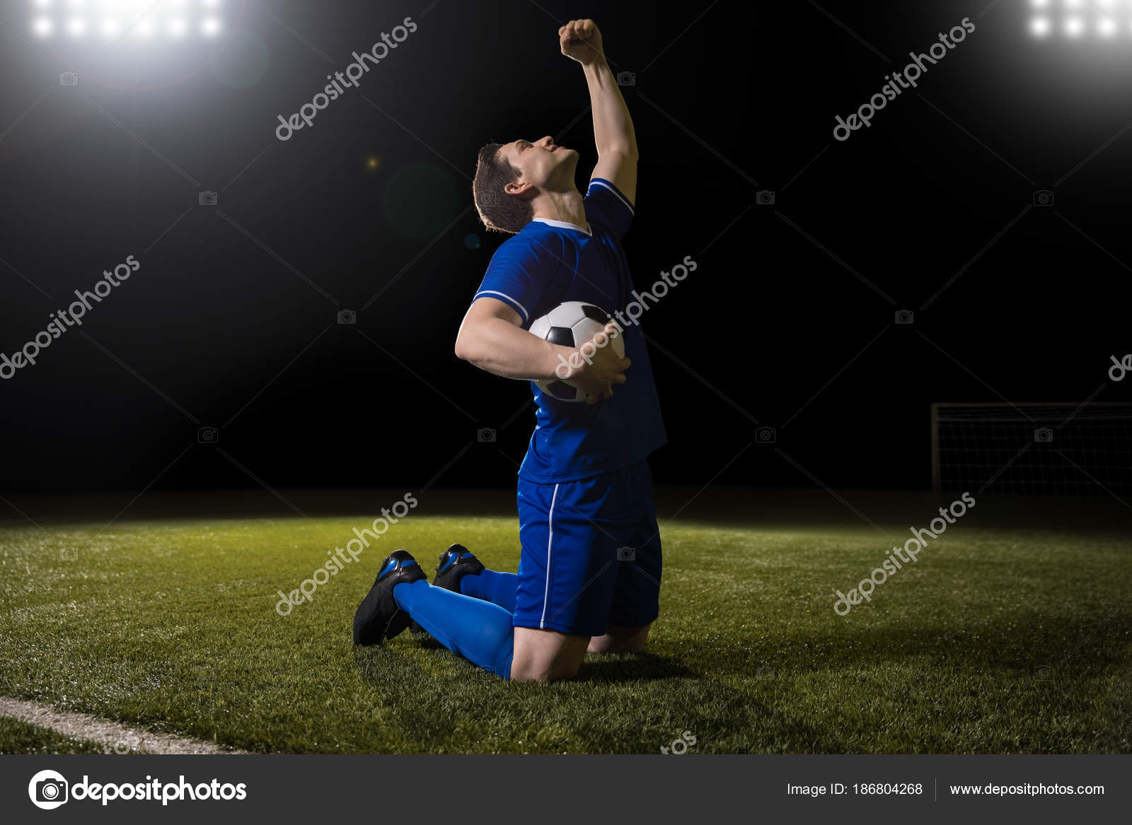 Um garoto segurando a velha bola de futebol antes de começar um jogo de  futebol