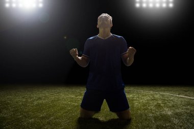 Mutlu genç futbolcu diz kazanmak kutluyor Stadyumu