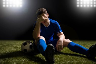 Mavi sahada maç kaybettikten sonra defada hayal kırıklığına futbolcu
