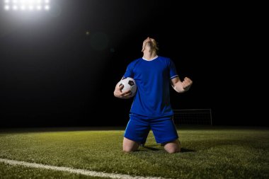 Hedef stadyumda maç sırasında kutlama mavi takımda forvet futbol oyuncu