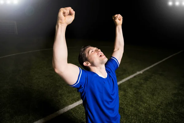欢快的男足球运动员举起双臂 庆祝他在体育场的胜利 — 图库照片