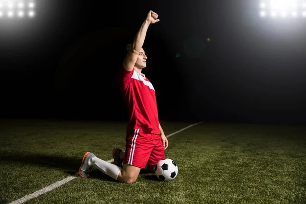 Fußballstürmer Rot Feiert Sein Tor Stadion Während Des Spiels — Stockfoto