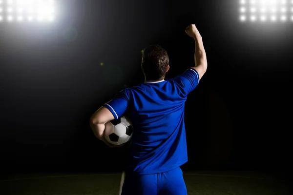 Jogador Futebol Masculino Segurando Futebol Levantando Braço Comemorando Depois Marcar — Fotografia de Stock