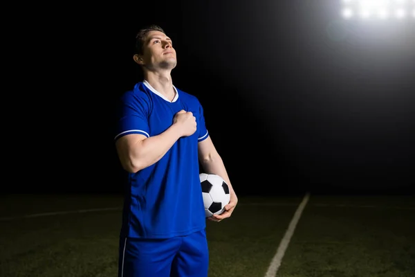蓝色球衣的年轻足球运动员在赢得足球世界杯比赛后感到自豪 — 图库照片