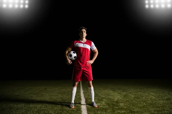 Retrato Comprimento Total Jovem Jogador Futebol Forma Uniforme Vermelho Campo — Fotografia de Stock