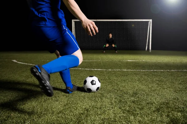 Gambe Calciatore Procinto Lanciare Pallone Calcio Dal Campo Verde Erboso — Foto Stock