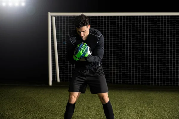 Ajuste Goleiro Jovem Futebol Travando Uma Bola Gol Futebol Campo — Fotografia de Stock