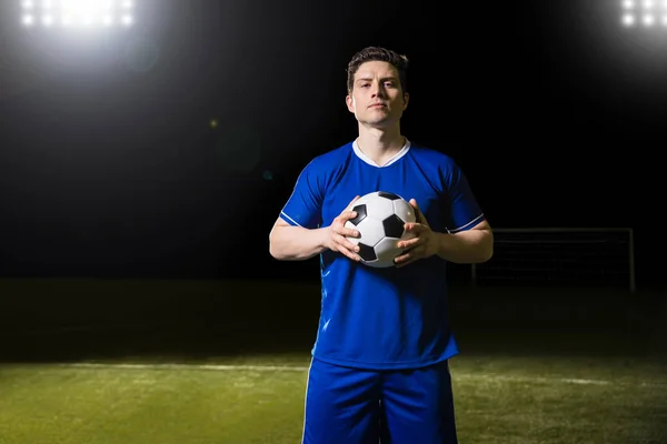 Retrato Jovem Jogador Futebol Segurando Uma Bola Futebol Fazendo Contato — Fotografia de Stock