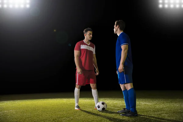 Dois Jogadores Profissionais Futebol Cara Cara Campo Futebol Durante Jogo — Fotografia de Stock