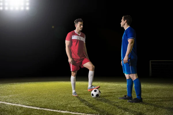 Dois Jogadores Futebol Rivais Campo Com Bola Olhando Para Outro — Fotografia de Stock