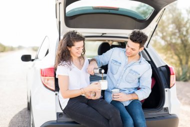 Araba bagajı kız fincan kahve dökülen adam oturan Çift 