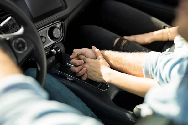 Detail Člověka Řídit Auto Drží Ruku Ženy — Stock fotografie