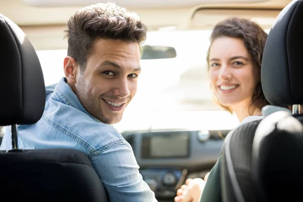 Jeune Homme Conduisant Une Voiture Avec Petite Amie Sur Siège — Photo