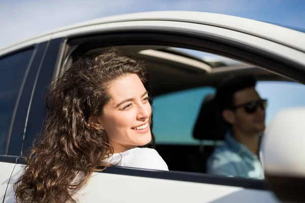 Junger Mann Fährt Mit Freundin Auto Auf Beifahrersitz — Stockfoto