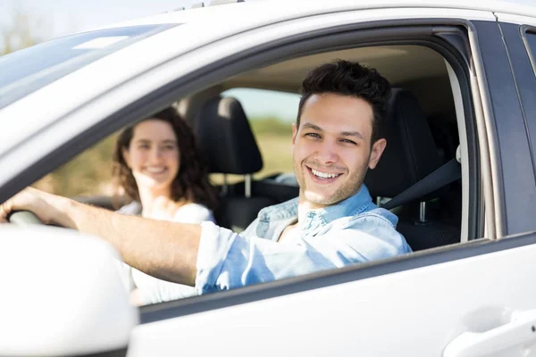 若い男が助手席にガール フレンドと車の運転 — ストック写真