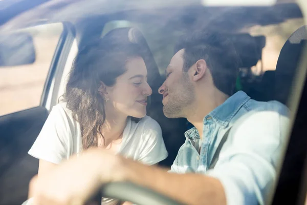 Joven Conducir Coche Con Novia Asiento Del Pasajero —  Fotos de Stock