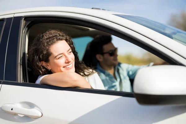 Junger Mann Fährt Auto Mit Freundin Auf Beifahrersitz — Stockfoto