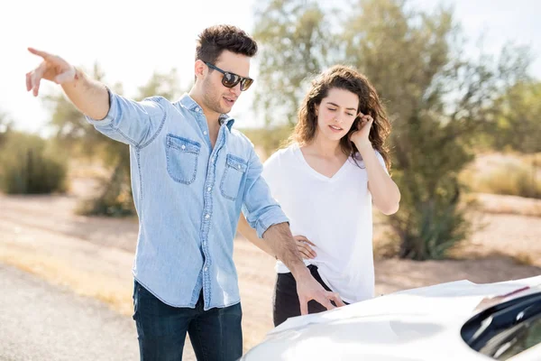 Man Woman Standing Car Outdoors Trying Find Right Way — Stock Photo, Image