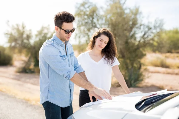 Man Woman Standing Car Outdoors Trying Find Right Way — Stock Photo, Image