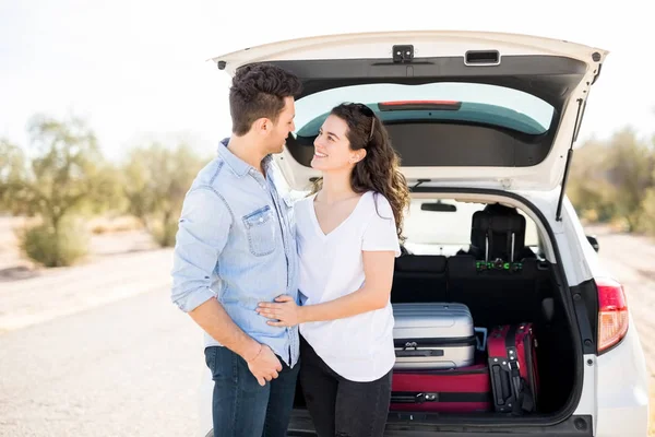 Hombre Mujer Mirándose Uno Otro Cerca Del Coche Con Equipaje — Foto de Stock