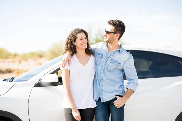 Junges Paar Steht Zusammen Neben Auto Und Lächelt — Stockfoto