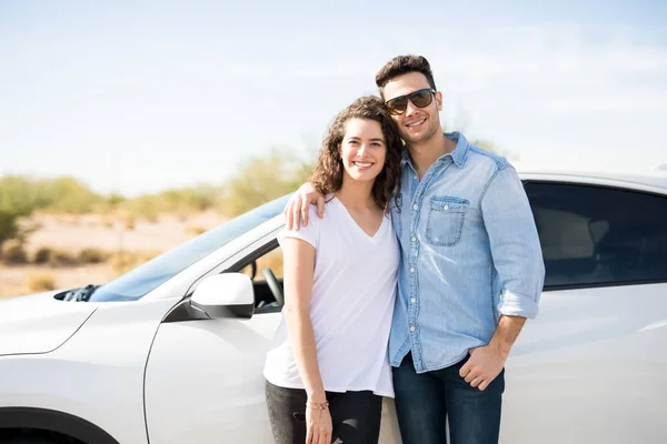 Young Couple Standing Together Car Smiling — Stock Photo, Image
