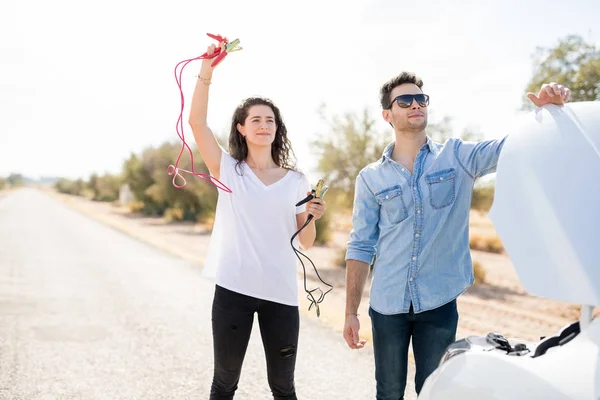 Hombre Joven Comprobando Motor Del Coche Carretera Con Mujer Sosteniendo —  Fotos de Stock