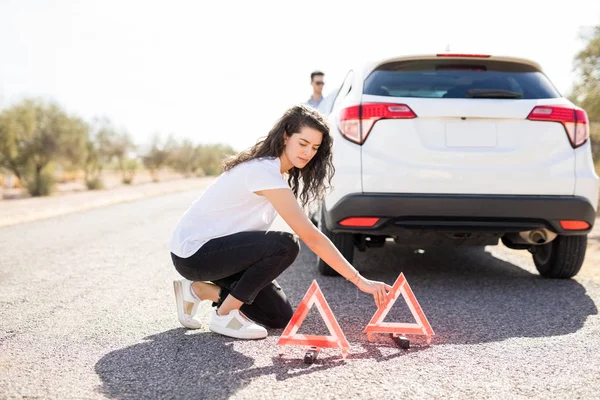 Mulher Colocando Sinais Triângulo Parada Emergência Vermelho Estrada Perto Carro — Fotografia de Stock