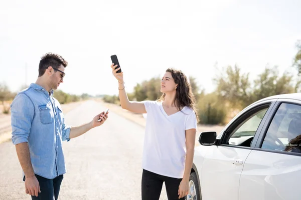 Пара Шукає Покриття Мобільного Телефону Дорозі Поломкою Автомобіля — стокове фото