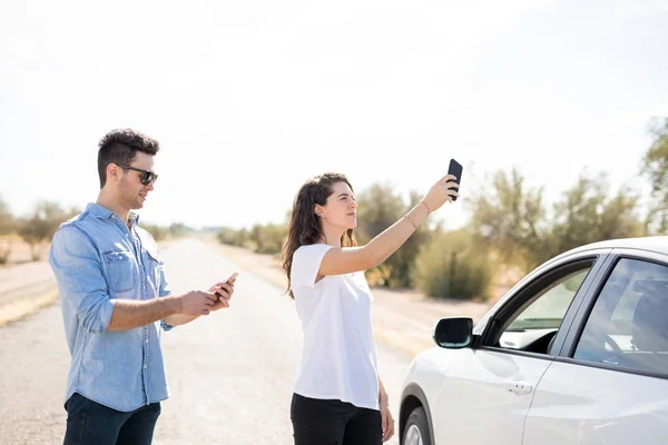 Casal Procurando Cobertura Telefone Celular Estrada Com Carro Avaria — Fotografia de Stock