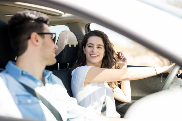 Jonge Vrouw Auto Rijden Praten Met Haar Vriendje Zit Passagiersstoel — Stockfoto