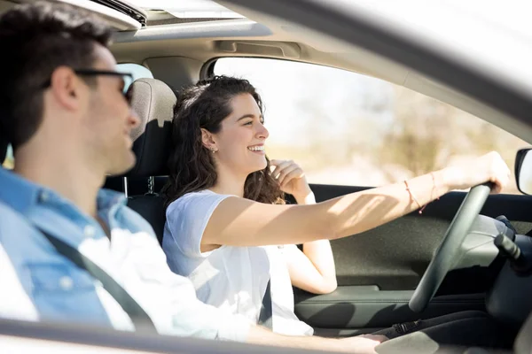 Junge Frau Fährt Auto Mit Ihrem Freund Auf Dem Beifahrersitz — Stockfoto
