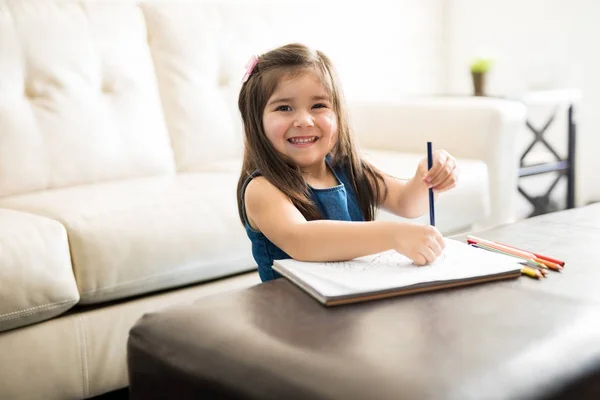 Chica Con Lápiz Colores Libro Dibujo Sala Estar — Foto de Stock