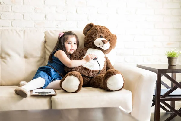 Meisje Spelen Weinig Arts Onderzoeken Teddybeer Met Stethoscoop Woonkamer — Stockfoto