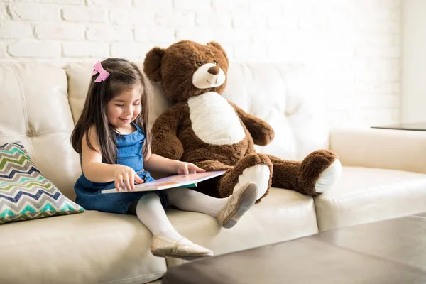 Lachende Meisje Zittend Bank Het Lezen Sprookje Boek Met Teddybeer — Stockfoto