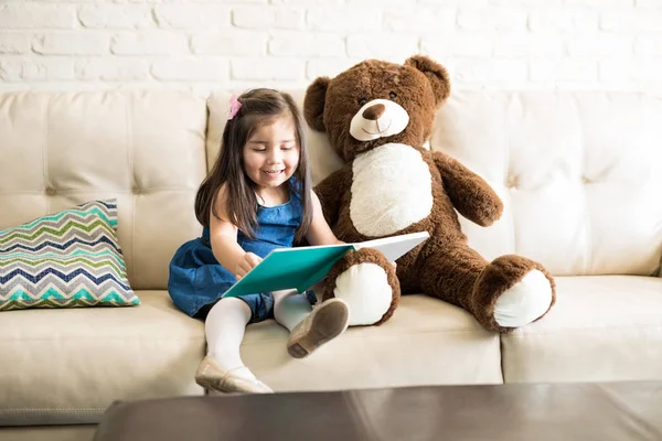 Lachende Meisje Zittend Bank Het Lezen Sprookje Boek Met Teddybeer — Stockfoto