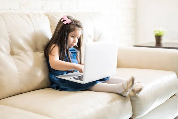 Niña Sentada Sofá Con Ordenador Portátil Sala Estar Casa — Foto de Stock